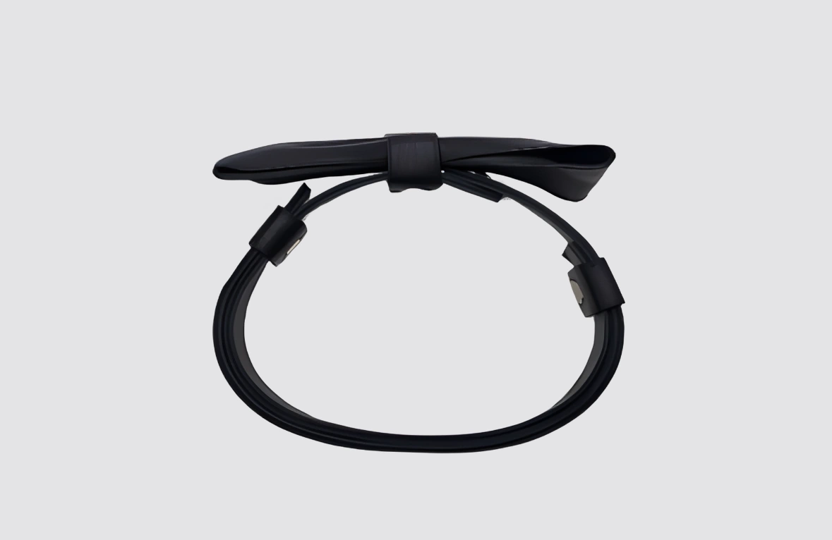 Nœud papillon en cuir véritable, fabriqué artisanalement, alliant sophistication et originalité. Cuir de chevreau noir de qualité européenne, ajustable grâce à son tour de cou réglable et fermeture par pression. Accessoire élégant et unique, parfait pour personnaliser vos tenues lors d’événements, cérémonies ou occasions spéciales.