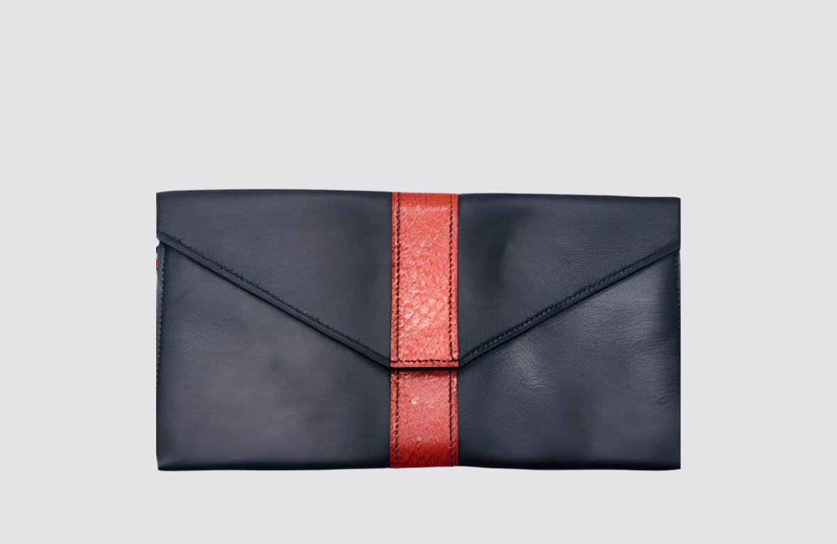 Pochette de soirée artisanale en cuir de veau noir et saumon rouge de la tannerie Yctyos, avec intérieur en agneau rouge, légère et luxueuse, parfaite pour téléphone et petits accessoires.