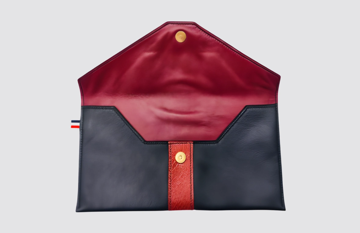 Pochette de soirée en cuir noir et saumon rouge, faite main, intérieur en agneau rouge, idéale pour tenues habillées.
