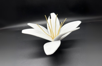 Fleur décorative en cuir blanc pour hôtellerie de luxe et B2B.