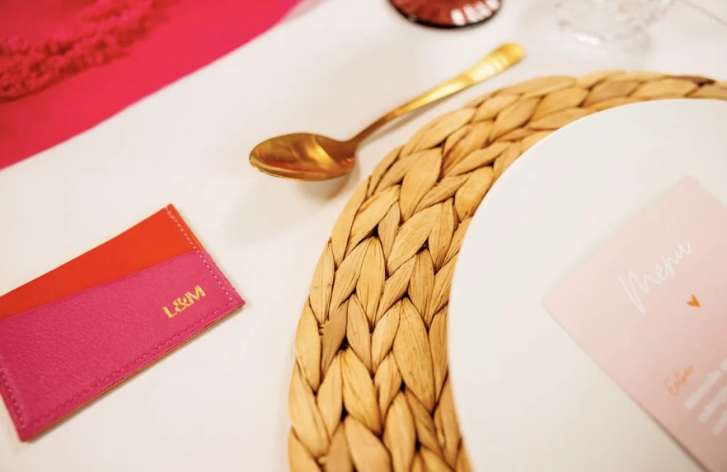 Objets de décoration en cuir véritable faits main par Maison Alibert : vide-poche et accessoires raffinés.