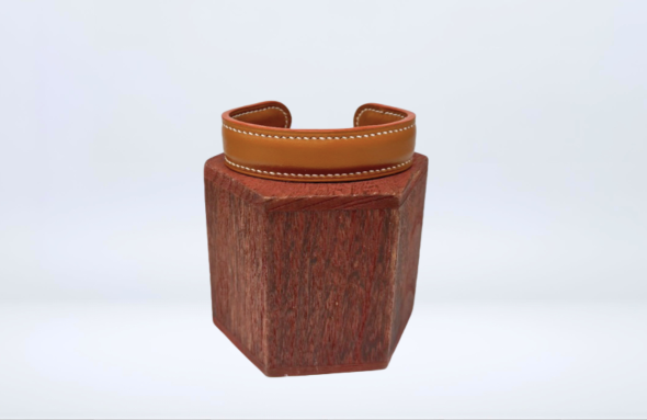 Bracelet artisanal en cuir pour homme, vue de face avec détails de finition.