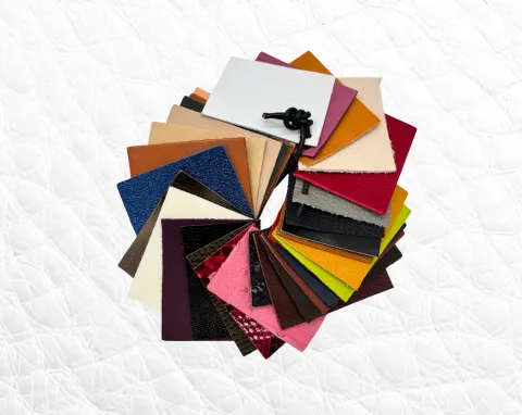 Éventail d'échantillons de cuirs colorés pour créations artisanales sur-mesure.