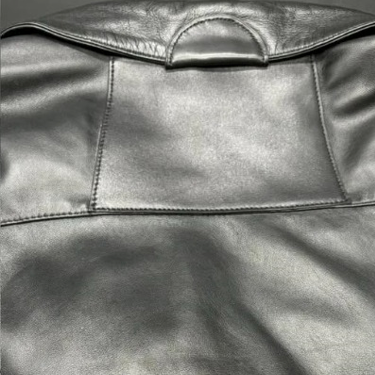Veste en cuir rénovée grâce à un entretien cuir professionnel pour un résultat comme neuf.