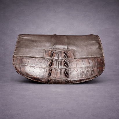 Sacoche en cuir restaurée manuellement avec des matériaux de haute qualité pour une solidité retrouvée.