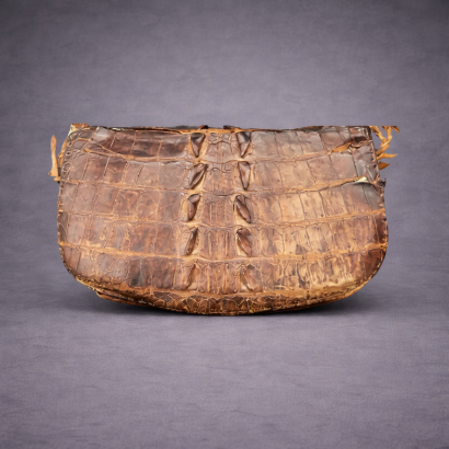 Sacoche ancienne en cuir marron desséchée nécessitant une réparation maroquinerie à l'atelier de Roussillon.