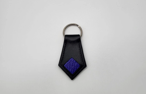 Porte-clés cravate cuir de veau noir et saumon bleu électrique