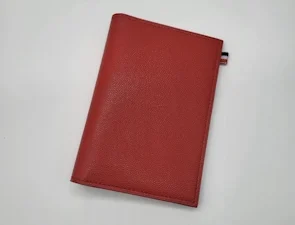 Étui Protège Passeport Cuir Rouge & Noir – Accessoire Voyage Élégant & Durable
