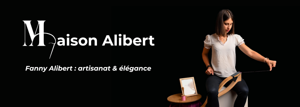 Fanny Alibert, artisane maroquinière chez Maison Alibert, découpant du cuir dans son atelier de maroquinerie artisanale.