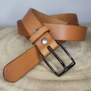Accessoires en cuir artisanaux (ceintures, bracelets) créés par Maison Alibert pour un style raffiné.
