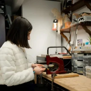 Atelier d'initiation au cuir chez Maison Alibert pour apprendre à fabriquer ses propres accessoires avec une artisane.